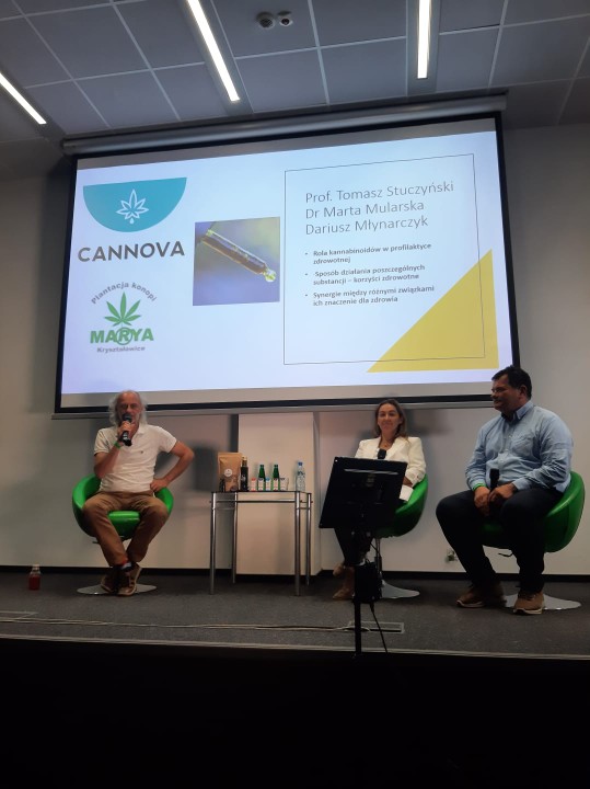 olejek cbd z plantacja konopi 040