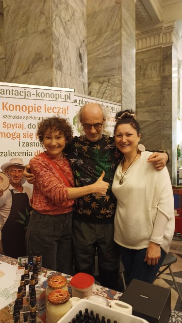 olejek cbd z plantacja konopi 048